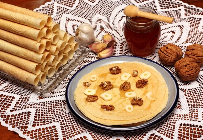 In the evening, Christmas wafers with honey and garlic are eaten, apples are cut, and the slices are distributed among the people at the table.