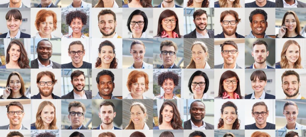 7 Vorteile kultureller Vielfalt in Teams & Unternehmen 30 Rasterbild vieler unterschiedlicher lächelnder Gesichter als Symbol für Vielfalt